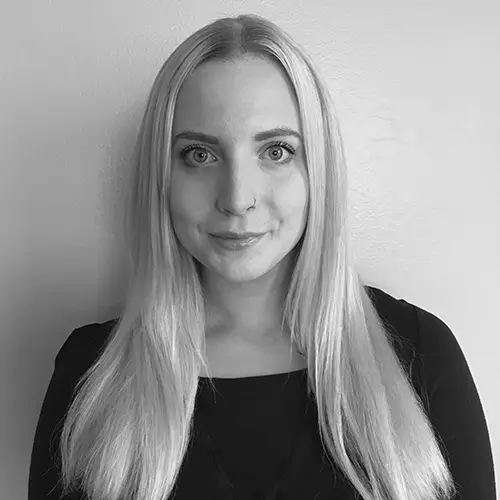Black and white image of Tess Waerneman, Data Platform Engineer at Avinode Group