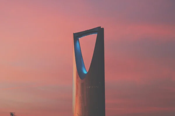 Image of a skyscraper i Riyadh, Saudi Arabia with pink skies in the background.
