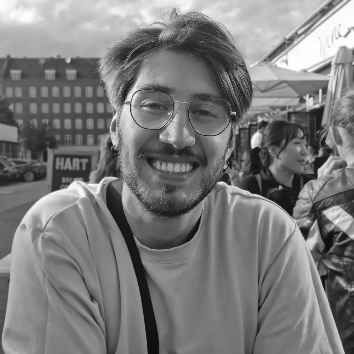 Black and white photo of Cesar Zuge, Senior Data Platform Engineer at Avinode Group